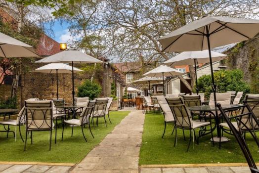 - Coach and Horses, Barnes