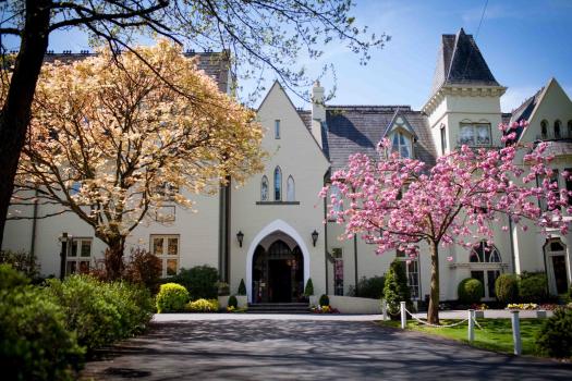 - Glen Yr Afon House Hotel