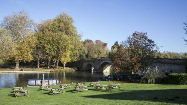 - Shillingford Bridge Hotel